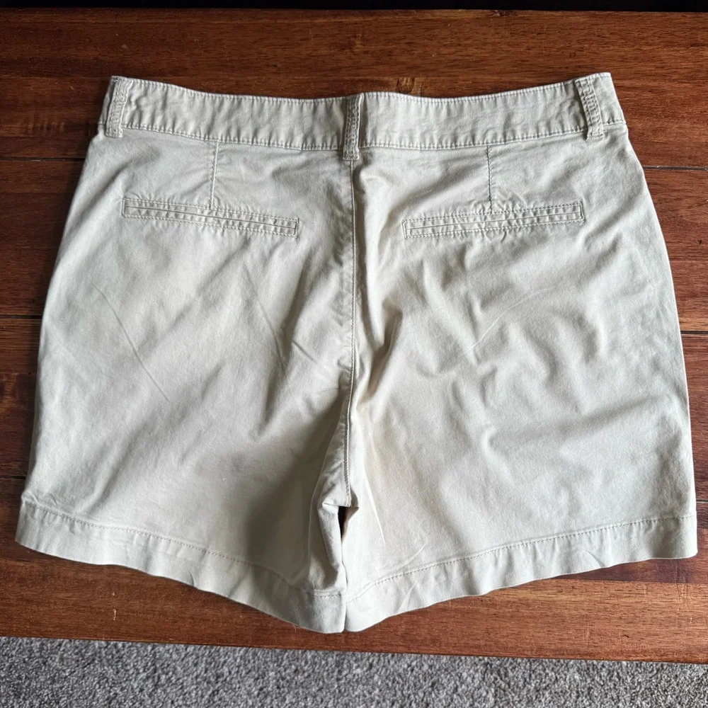 Women’s Khaki Old Navy Everyday Short High Rise Size 12 - Picture 2 of 7